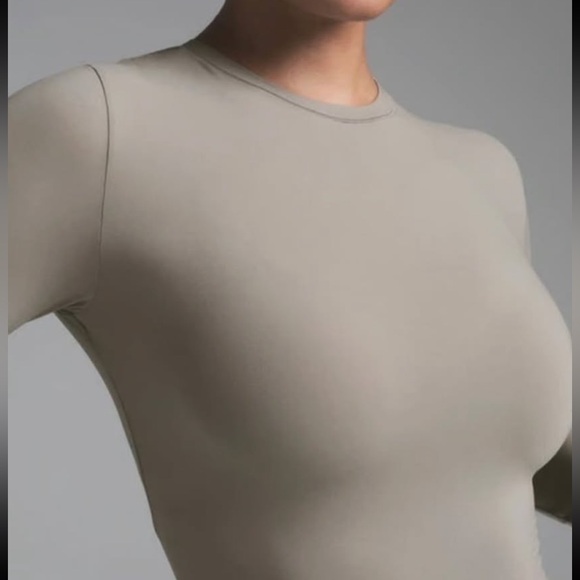 Skims Grey Long Sleeve Fits everybody top Sz Medium - Picture 2 of 3